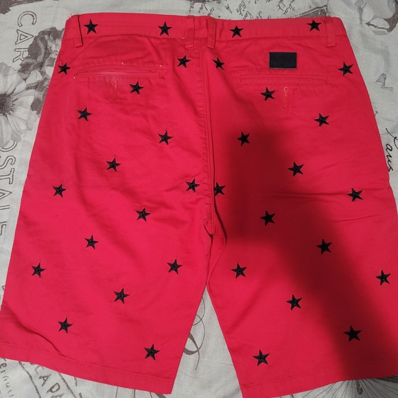 Red Star-Patterned Men's Shorts - Picture 2 of 3